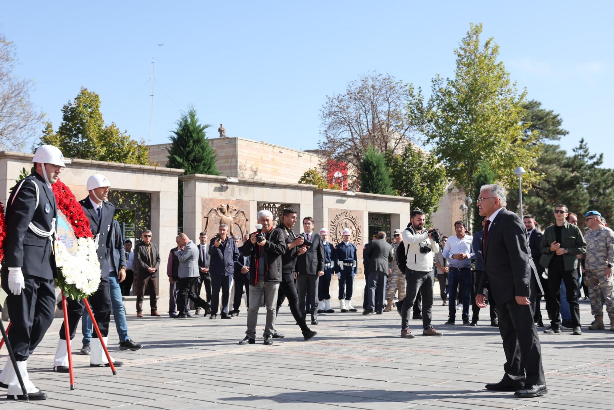 Başkan Büyükkılıç, Cumhuriyet Bayramı kutlamasında çelenk sundu