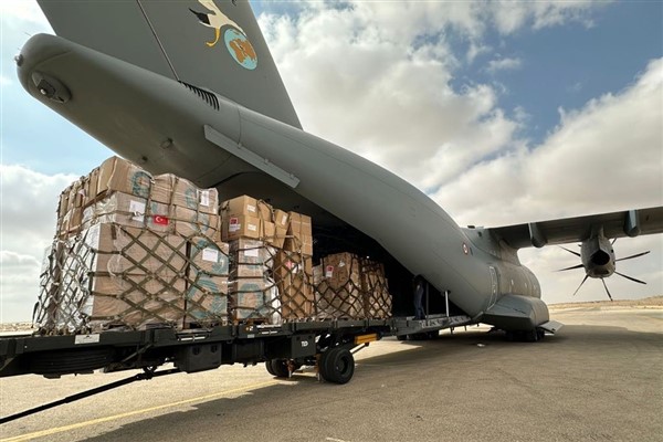 Gazze için yardım malzemelerini taşıyan ilk uçak Mısır’a ulaştı