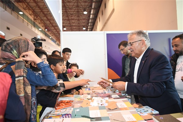 Başkan Büyükkılıç, Kayseri Kitap Fuarı’nda kitapseverlerle buluştu