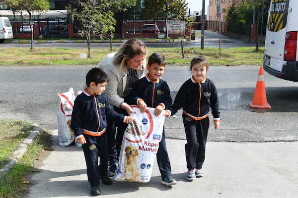 Anaokulu öğrencileri kendi ürettikleri ürünleri satarak sokak hayvanları için mama aldı