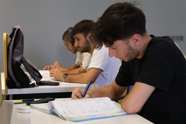 Malatya 100. Yıl İl Halk Kütüphanesi’ne öğrencilerden tam not