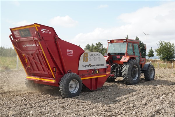 Balıkesir Büyükşehir Belediyesi, tarlada taş toplama hizmeti başlattı