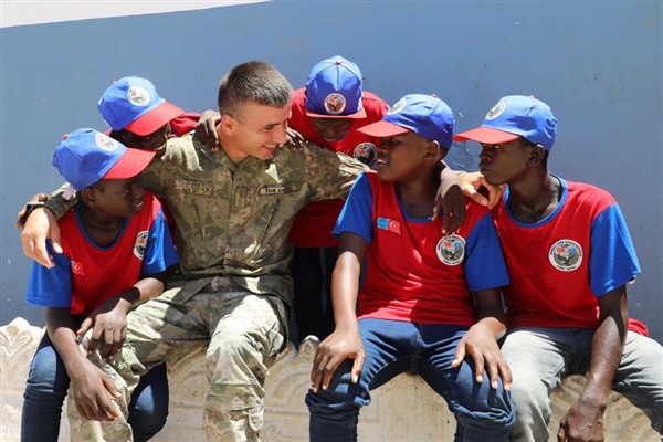 Somali Türk Görev Kuvveti Komutanlığı, kışla yakınındaki yetimhaneyi ziyaret etti