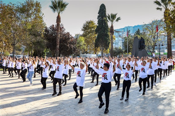 Cumhuriyetin 100. yılında Mudanya’da 100 kişi ile zeybek