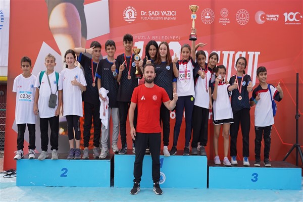 Cumhuriyetin 100’üncü yılına özel Tuzla’da 300 genç koştu