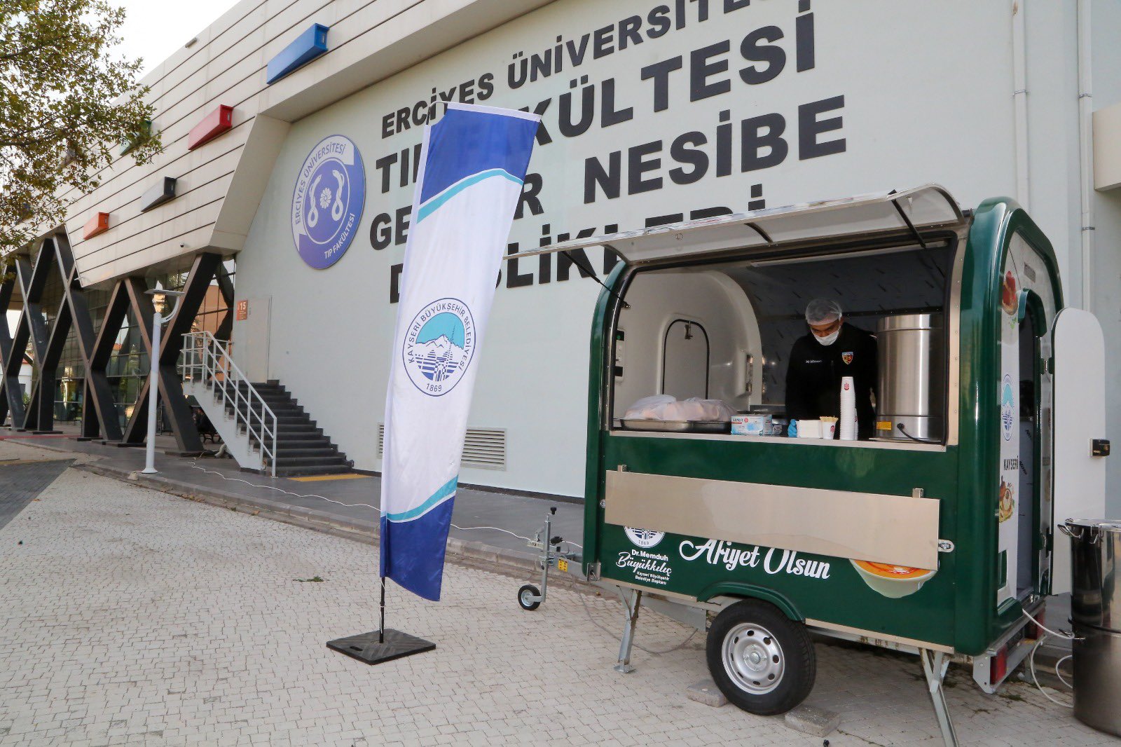 Kayseri’de üniversitelilere sıcak çorba dağıtım noktası kuruldu