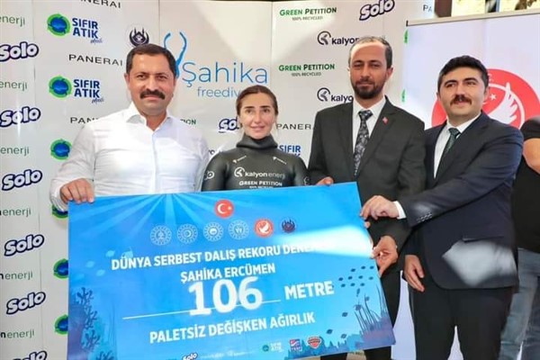Milli sporcu Şahika Ercümen’den Cumhuriyet’in 100. yılında yeni dünya rekoru