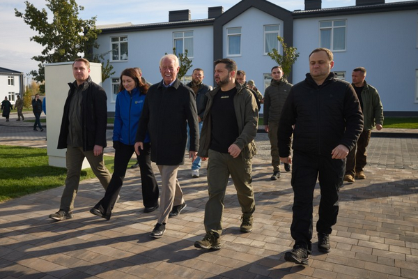 Zelenski, evlerini kaybeden insanlar için yapılan konut inşaatını gezdi