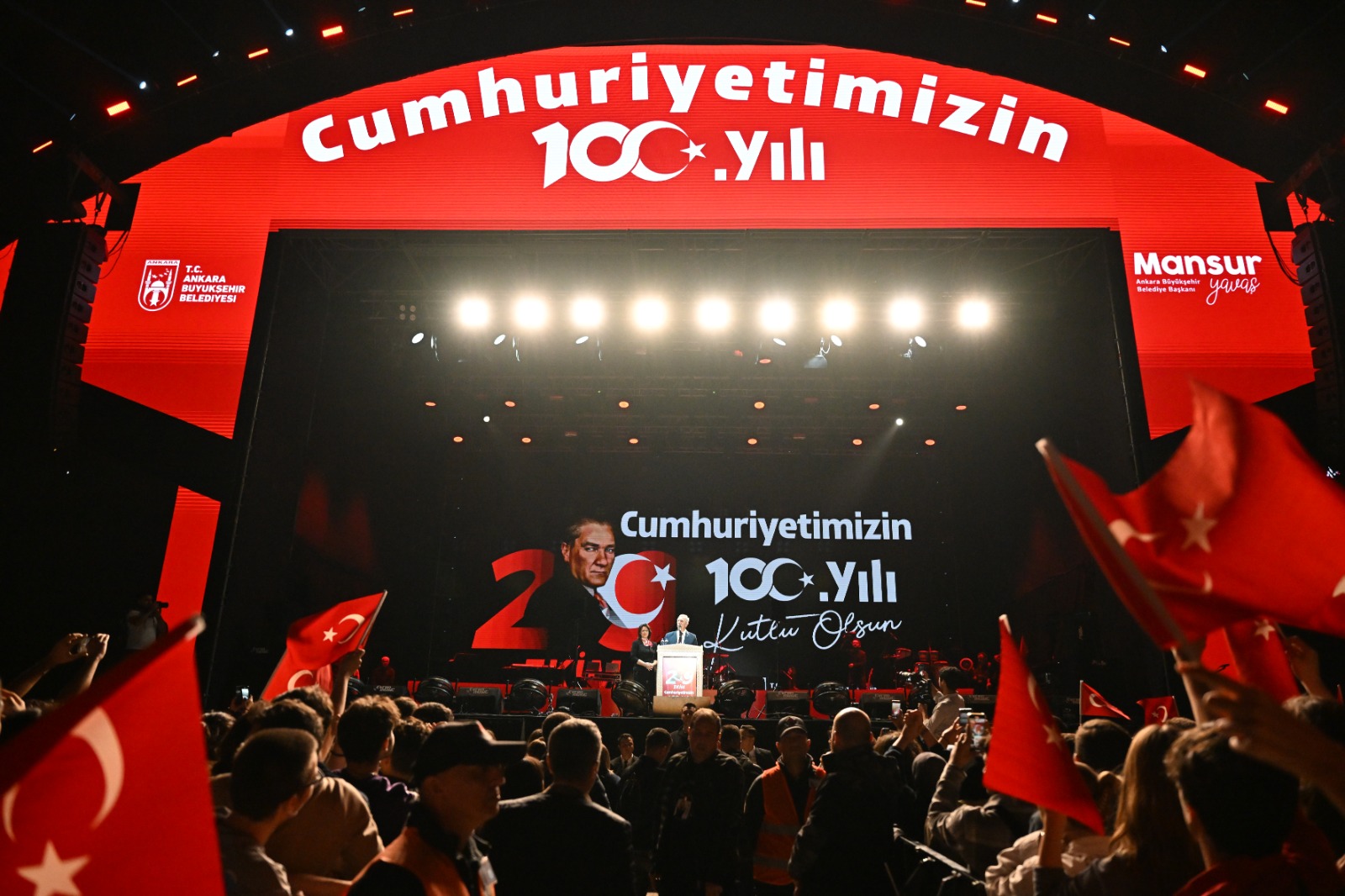 Hadise, Cumhuriyet’in 100. yılı kutlamaları kapsamında Ankara’da konser verdi