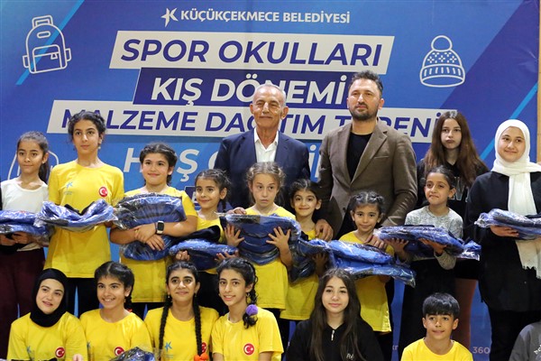 Küçükçekmece’de Spor Okulları Malzeme Dağıtım Töreni gerçekleştirildi