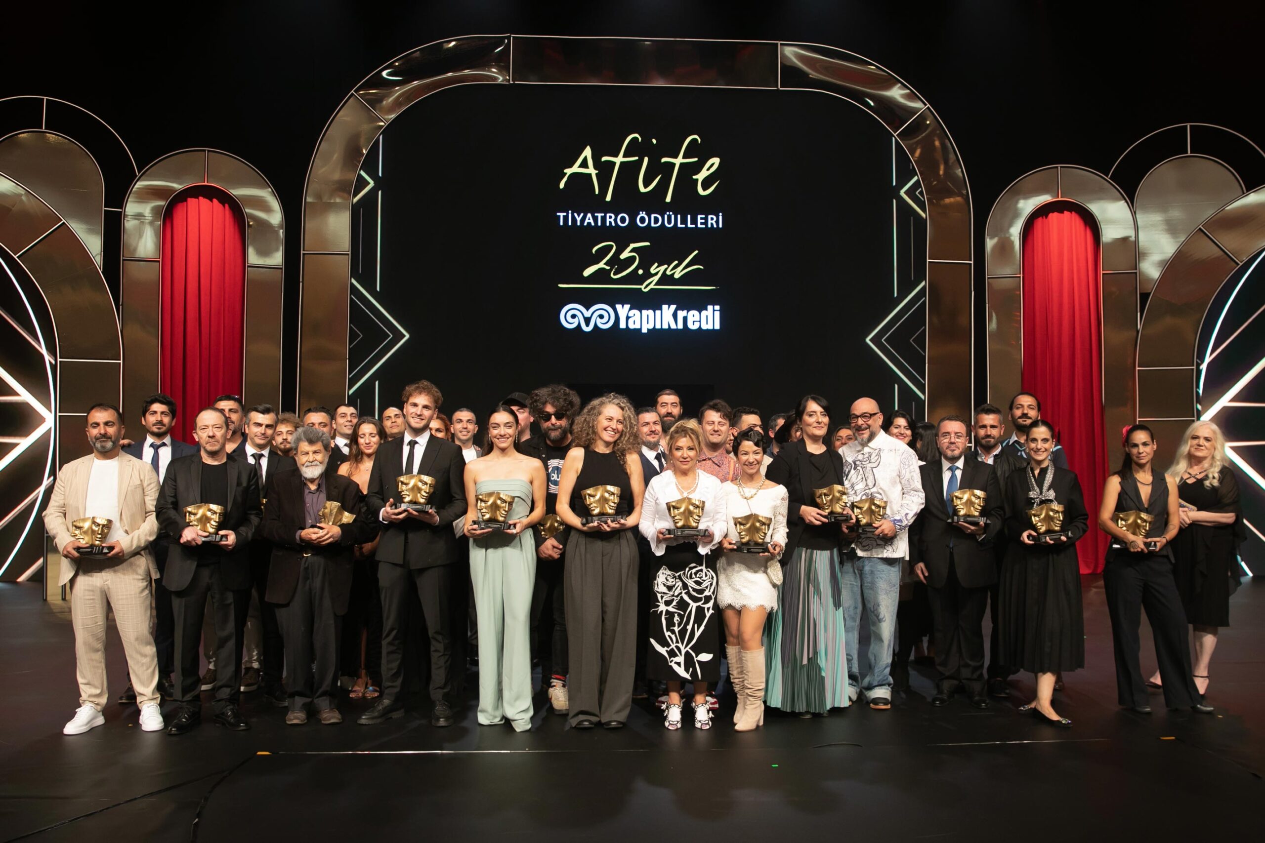 Tiyatronun en prestijli ödülü Nilüfer Kent Tiyatrosu’na