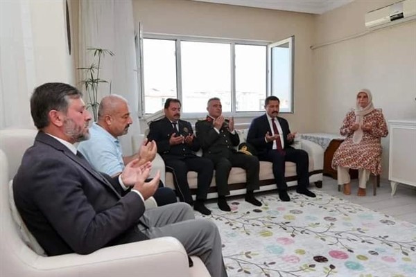 Hatay Valisi Masatlı, şehit asker Yılmaz’ın ailesini ziyaret etti