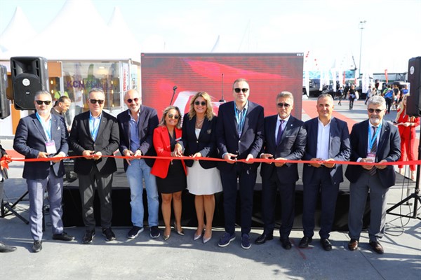 İstanbul’da teknelerin şovu başladı