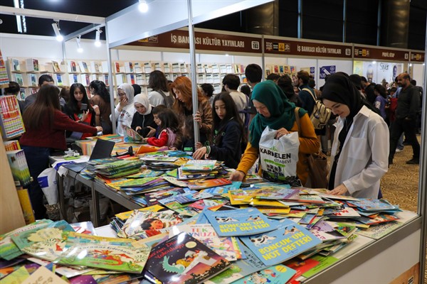 Konya Kitap Günleri ziyaretçilerini ağırlamaya devam ediyor