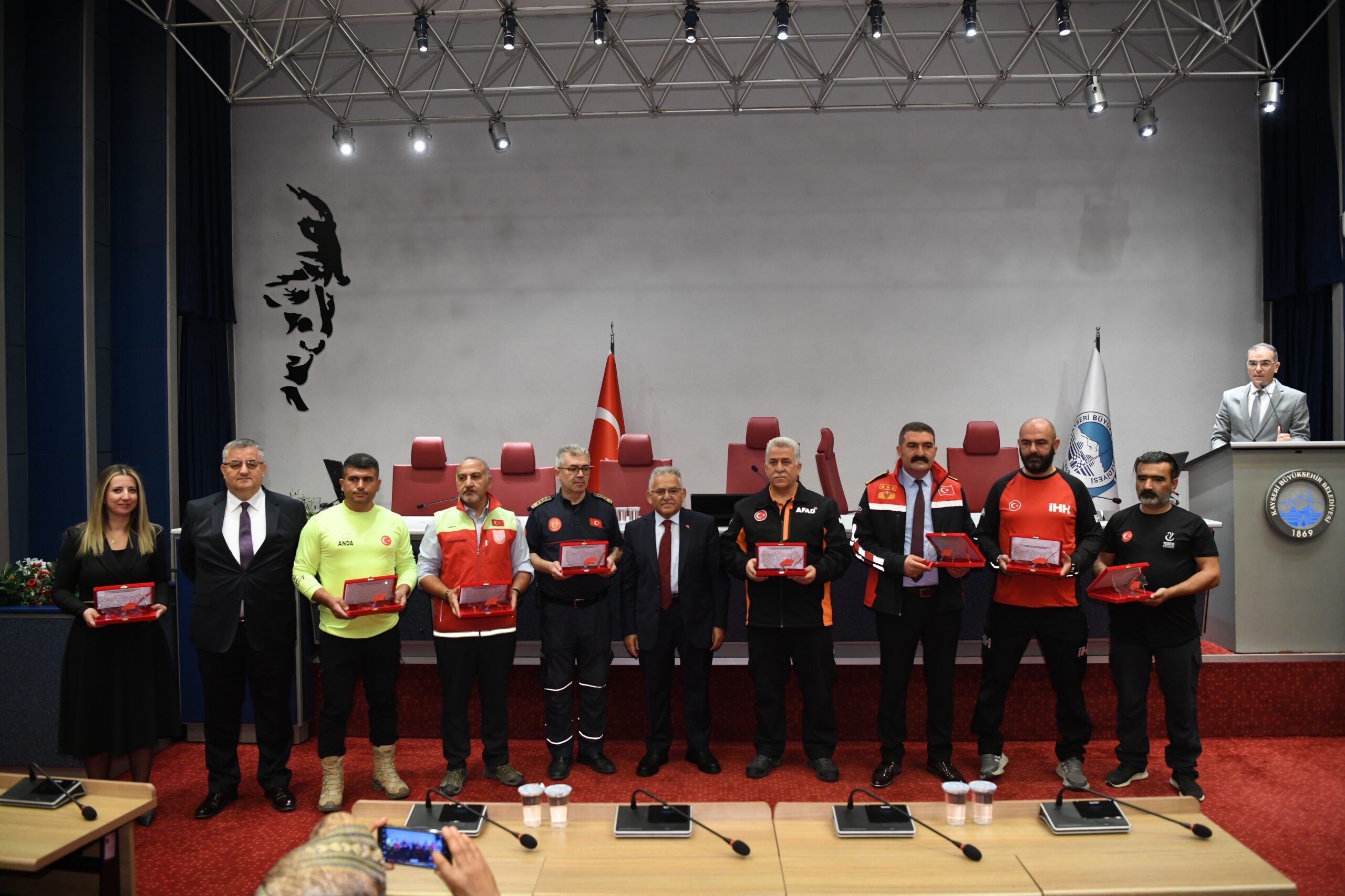 Başkan Büyükkılıç’tan afetin isimsiz kahramanlarına plaket