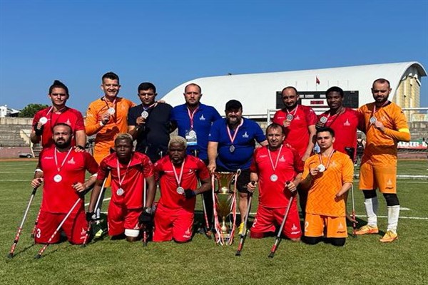 İzmir’in ampute futbol takımı Türkiye ikincisi oldu