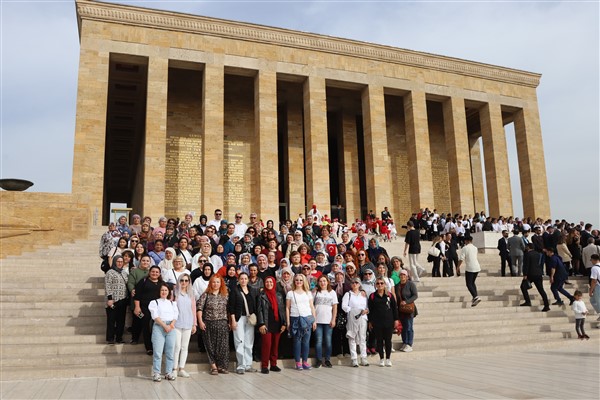 Eskişehir Büyükşehir Belediyesi, 100 kadın çiftçiyi Anıtkabir’e götürdü