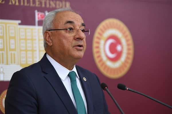 Aksakal: “İnsanlık tarihi en utanç verici günlerinden birini daha yaşıyor”