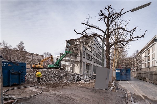 Bakan Özhaseki, Van depreminde hayatını kaybedenleri andı