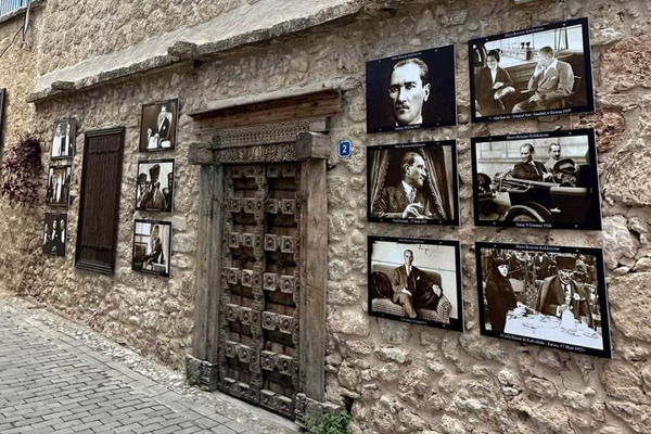 Benazus’un Atatürk sergisi Girne’ye ulaştı