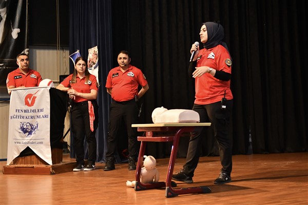 Esenyurt Belediyesi’nden okullarda ilk yardım ve deprem bilinci eğitimi