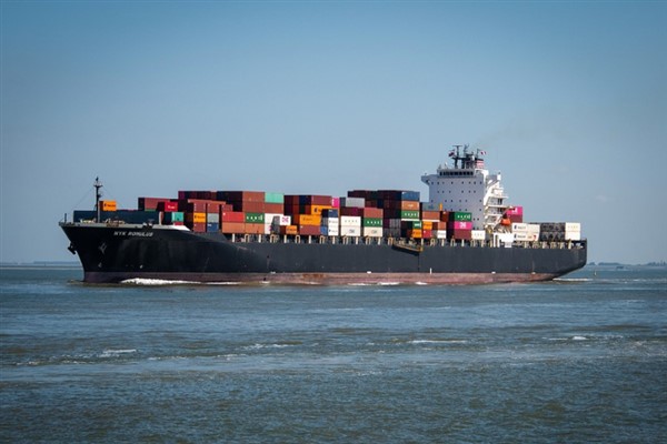 Kargo gemisi İstanbul Maltepe açıklarında karaya oturdu