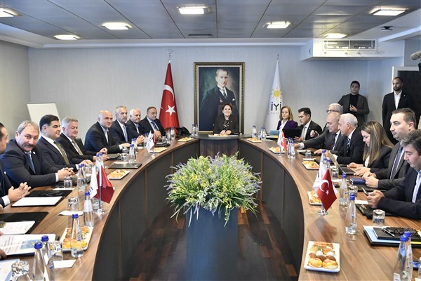 Akşener, Başkanlık Divanı üyeleri ile bir araya geldi