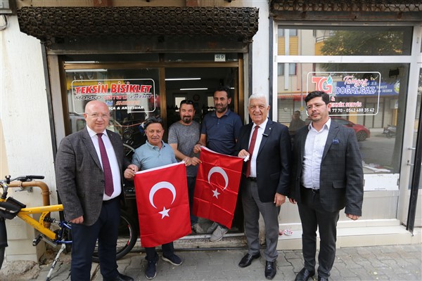 Muğla Büyükşehir Belediyesi, 100. yılda 20 bin bayrak dağıttı