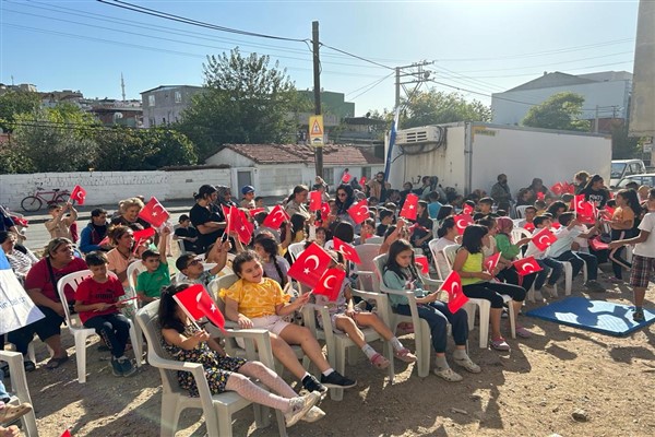 İzmirli minikler Cumhuriyet’in yeni yüzyılına “merhaba” dedi