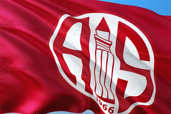 Bakan Bak, Bitexen Antalyaspor’un yeni başkanı Boztepe’yi tebrik etti
