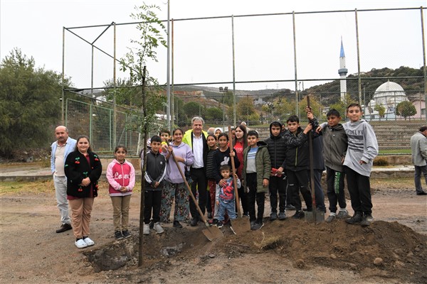 Bornova’da 100. yıla 100 fidan
