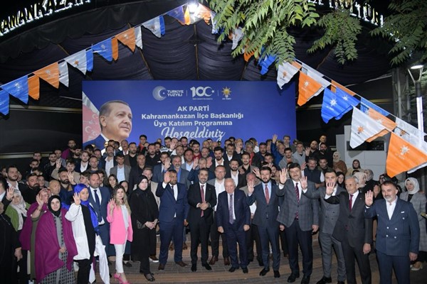 Kahramankazan’da AK Parti’ye katılan vatandaşlara rozet taktim töreni yapıldı