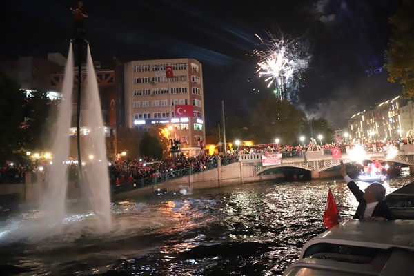 Cumhuriyetin 100. yılında Eskişehir’de Fener Alayı düzenlendi