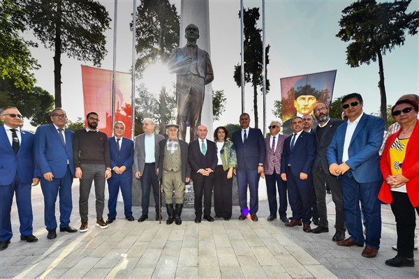 Tire Cumhuriyet Meydanı’nda Atatürk heykeli açıldı