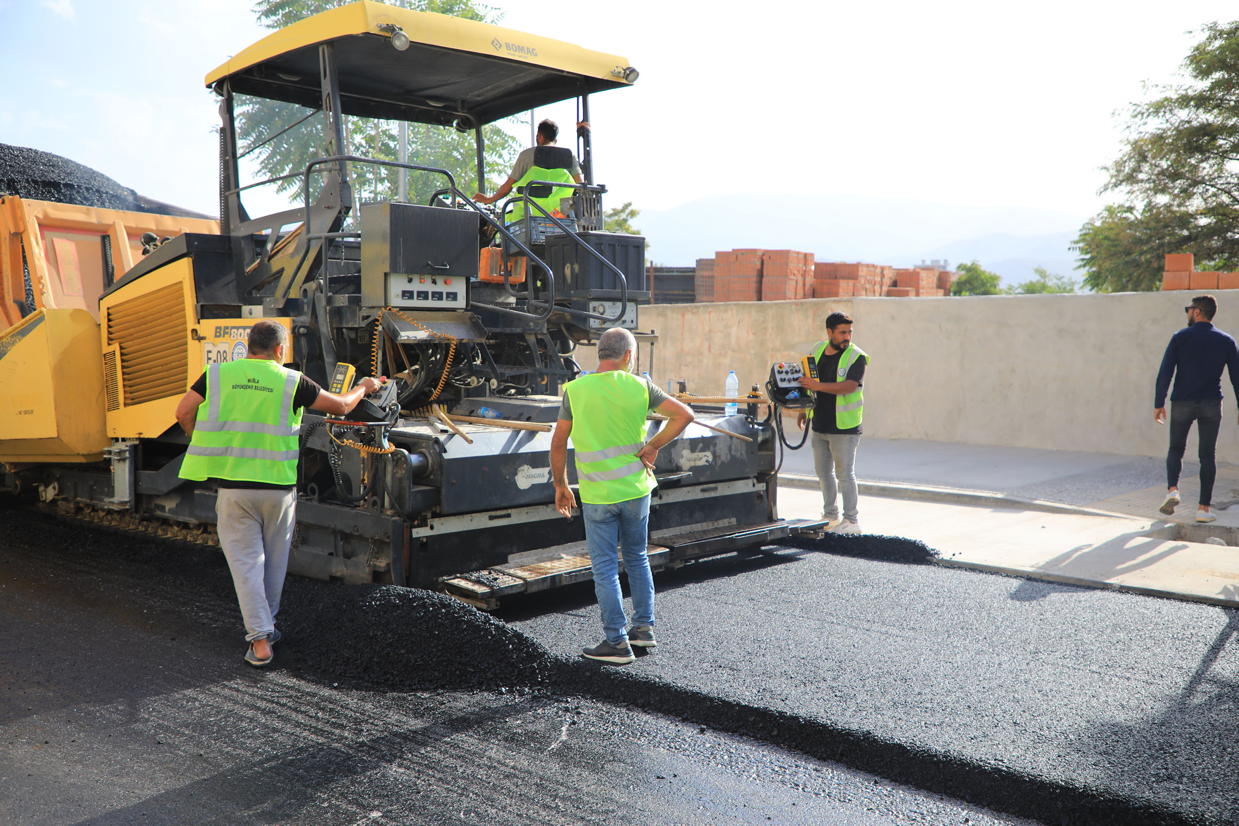 Muğla’da sıcak asfalt çalışmaları devam ediyor
