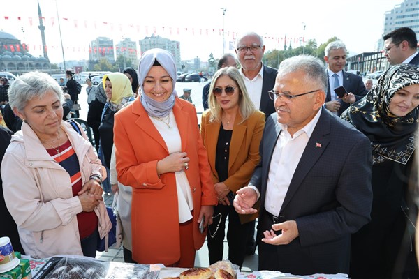Başkan Büyükkılıç, depremzedelerin yararına düzenlenen kermesi ziyaret etti