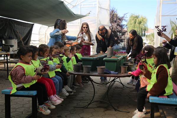 Minikler üretim tesislerini gezdi