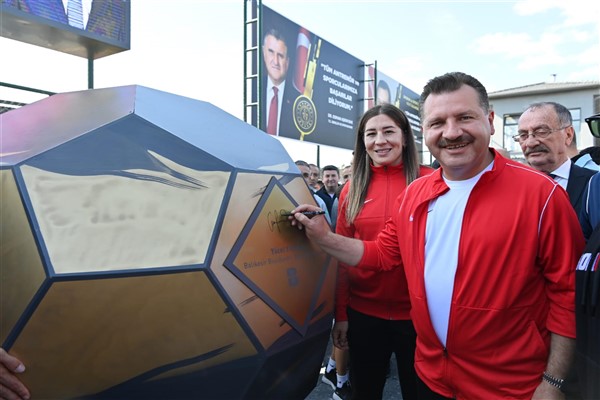 Balıkesir’de Ali Hikmet Paşa Spor Tesisleri hizmete açıldı