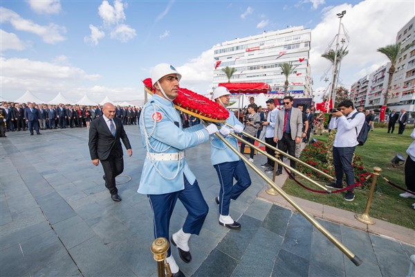 Cumhuriyet’in 100. yılında Ata’ya çelenk bırakıldı