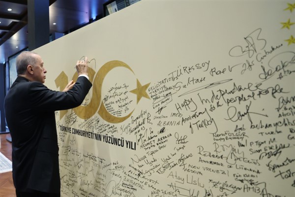 Cumhurbaşkanı Erdoğan, 100’üncü yıl panosuna imza attı
