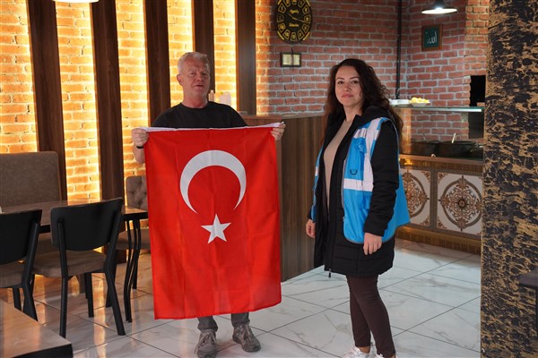 Orhangazi Belediyesi ilçeyi bayraklarla donattı