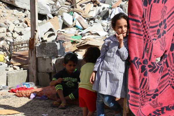 Gazze’deki insanlar hava saldırıları nedeniyle arabalara sığınıyor