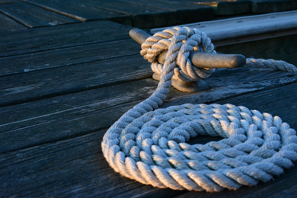 Yavuz Sultan Selim Köprüsü önlerinde sürüklenen tekne kurtarıldı