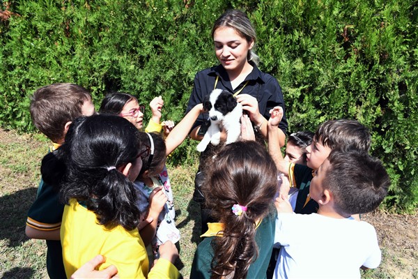 Hayvan barınağını ziyaret eden çocuklar keyifli vakit geçirdi