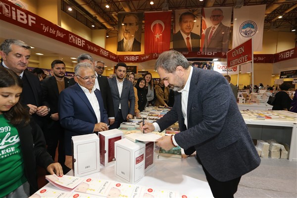 Yazarlar, 6’ncı Kayseri Kitap Fuarı’nda okurlarıyla buluştu