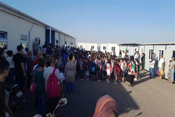 Depremzede çift, öğrencilerinin kitap eksiğini tamamladı