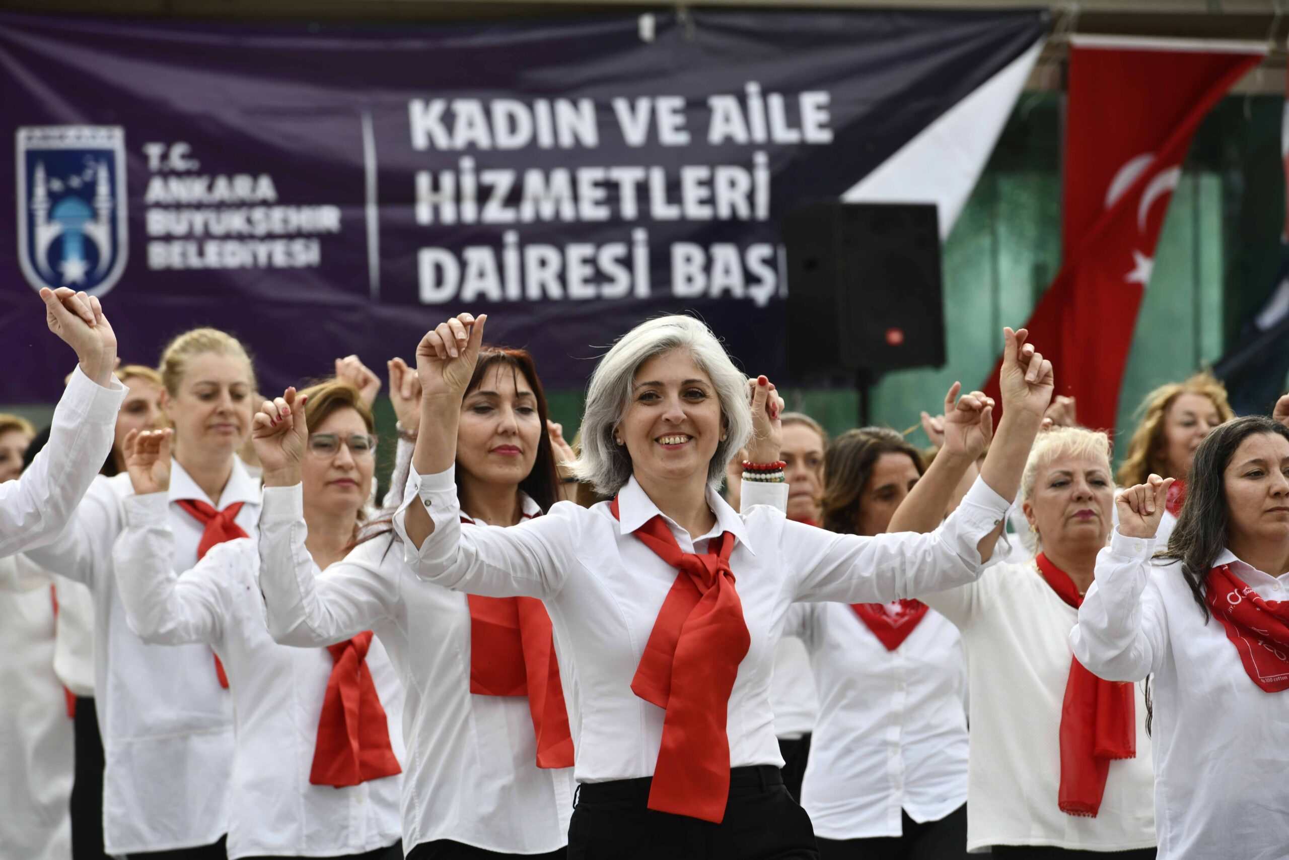 Cumhuriyetin 100. yılında 100 kadından zeybek gösterisi