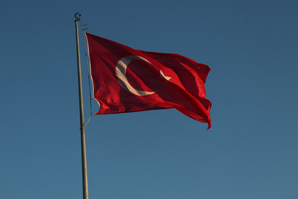 Finlandiya Dışişleri Bakanlığı binası Türk bayrağının renkleriyle ışıklandırıldı