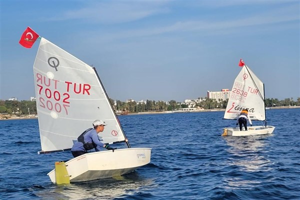 QTerminals Antalya 700 kiloluk anıt mermer taşını denize indirdi