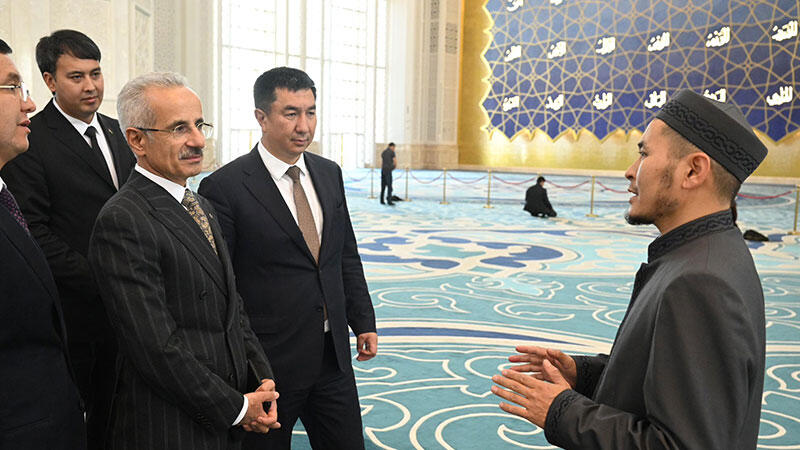 Bakan Uraloğlu, Astana Büyük Camisi’ni ziyaret etti
